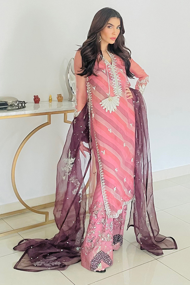 Picture of Amna Baber in Bunto